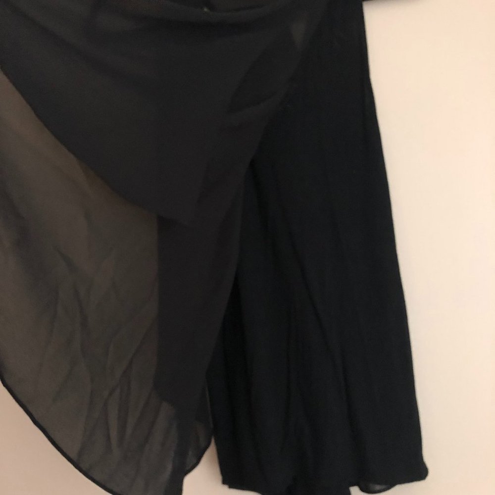 Cliché Flowy Sleeveless V-Neck Blouse in Black | Size Small - Picture 6 of 10